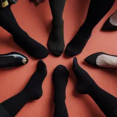 Czarne skarpetki damskie: 7 stylizacji na każdą okazję. Zobacz je!