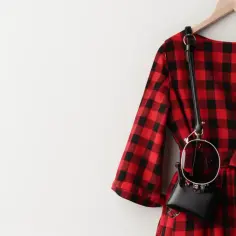 Sukienka czerwona w kratkę: Odważny trend sezonu? Jak go oswoić?