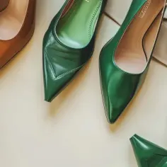 Buty w butelkowej zieleni: Jak łączyć z 5 stylizacjami? Poradnik